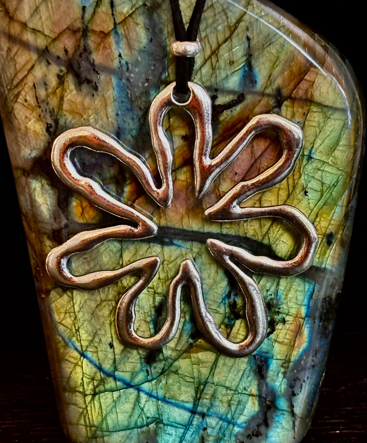 ✿ Hollow Out Flower Charm Necklace – Free-Spirited, Fierce, and Fabulous