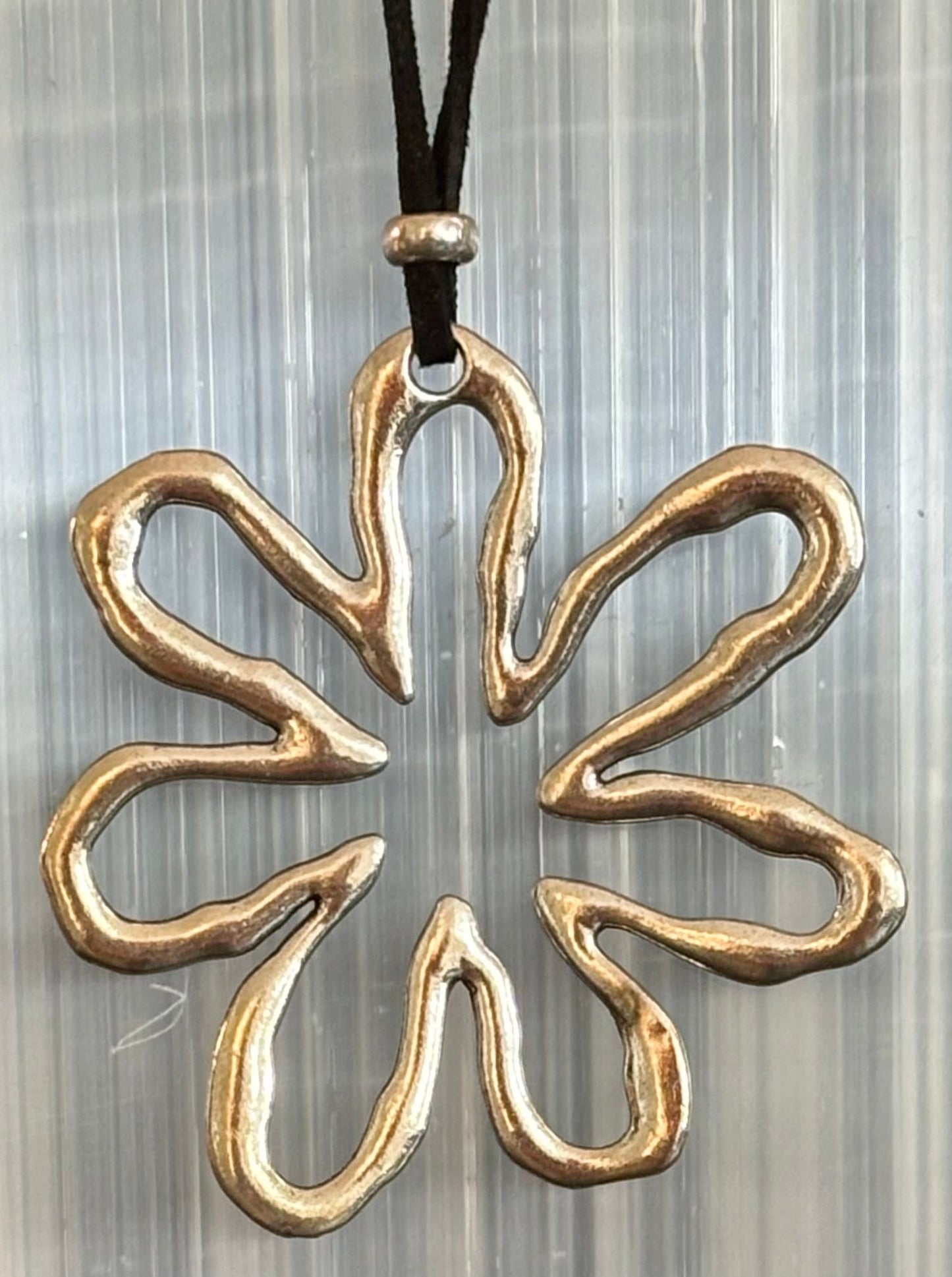 ✿ Hollow Out Flower Charm Necklace – Free-Spirited, Fierce, and Fabulous