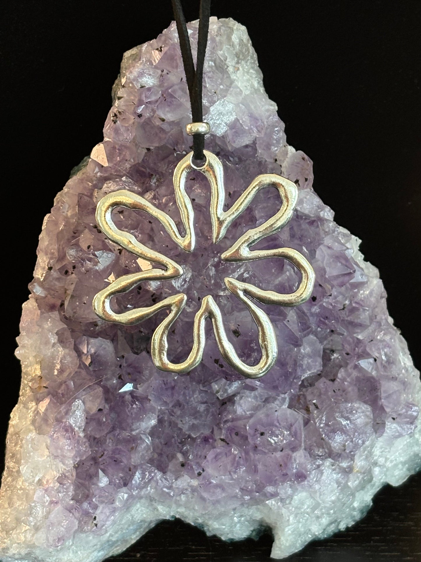 ✿ Hollow Out Flower Charm Necklace – Free-Spirited, Fierce, and Fabulous