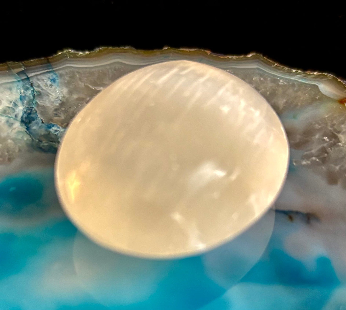 Selenite Palm Stone – 4cm (1.57") – Aura-Cleansing Crystal for Energy Healing & Clarity