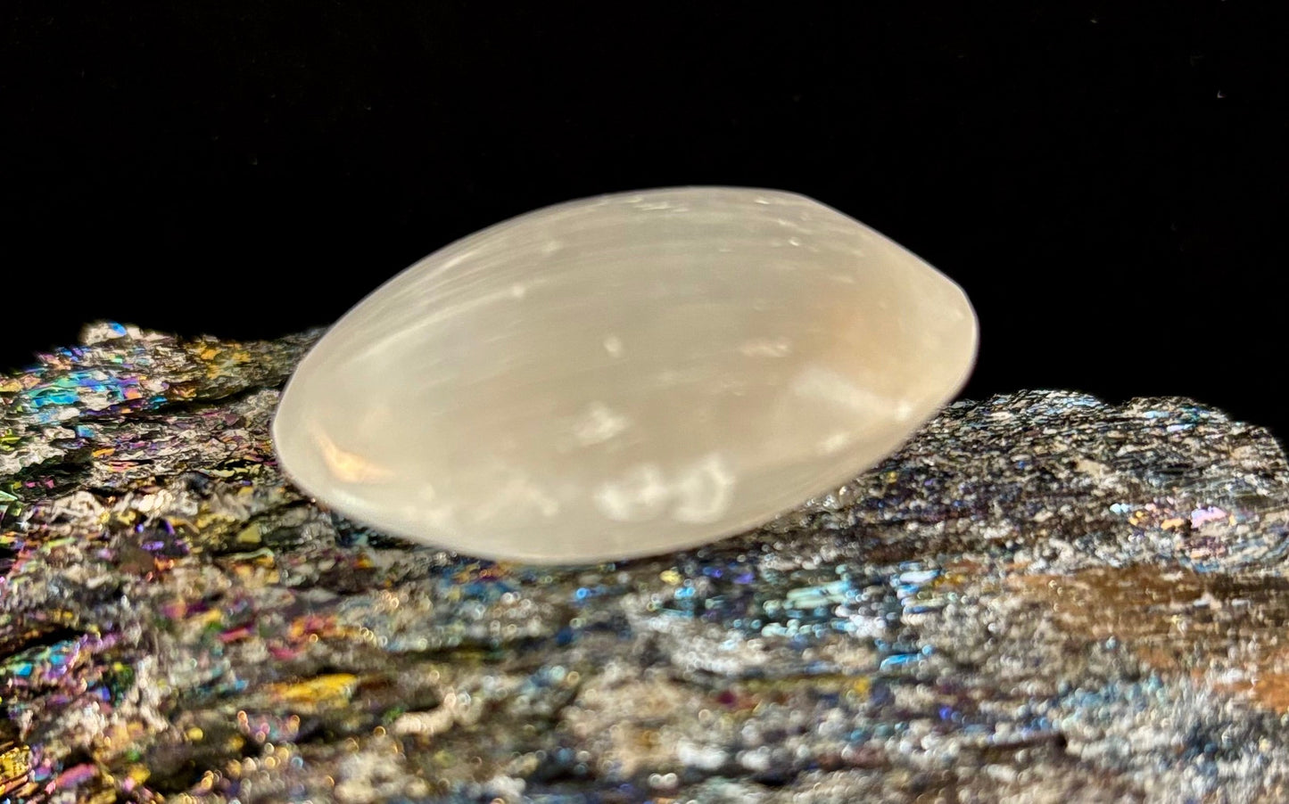 Selenite Palm Stone – 4cm (1.57") – Aura-Cleansing Crystal for Energy Healing & Clarity