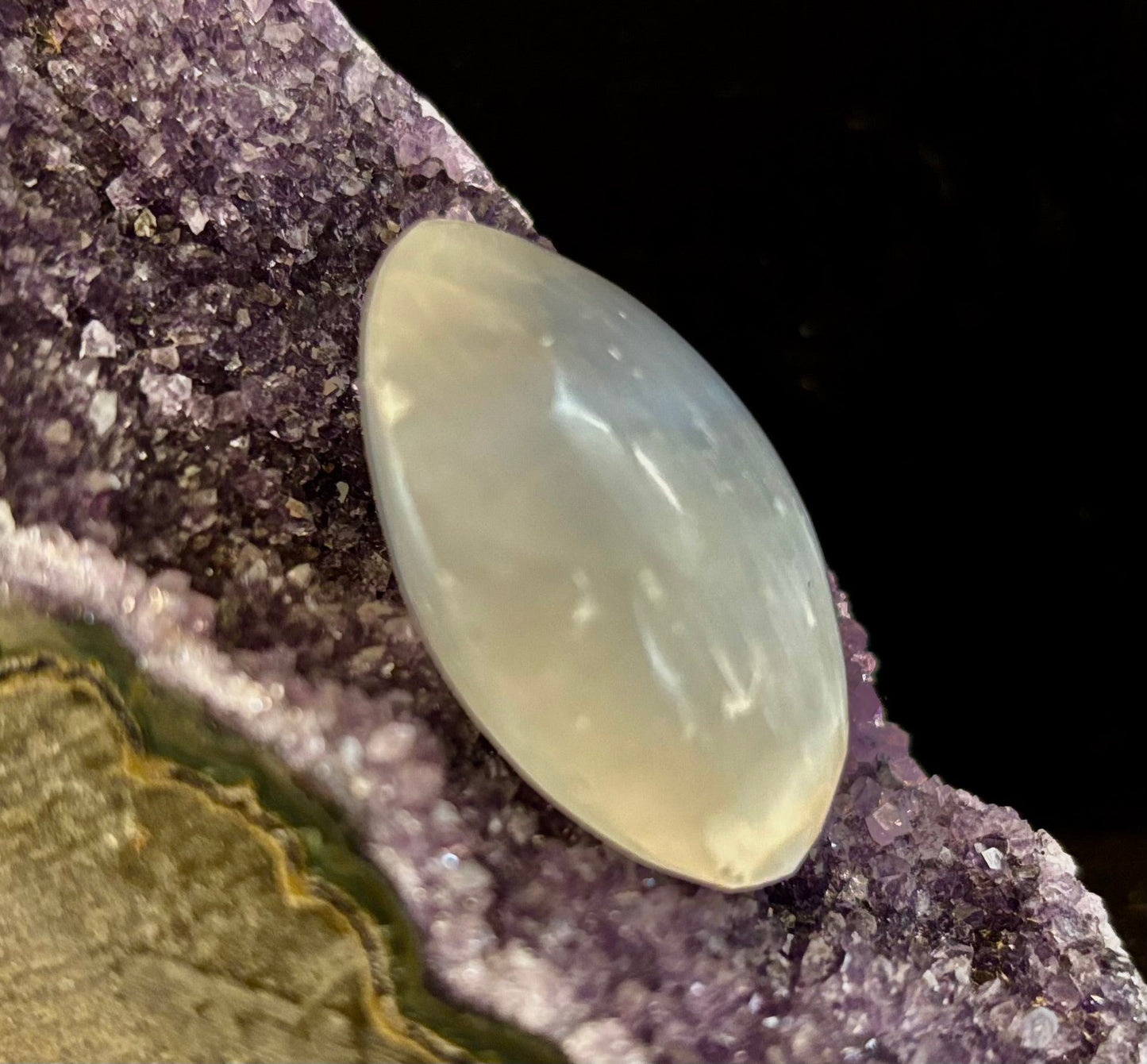 Selenite Palm Stone – 4cm (1.57") – Aura-Cleansing Crystal for Energy Healing & Clarity