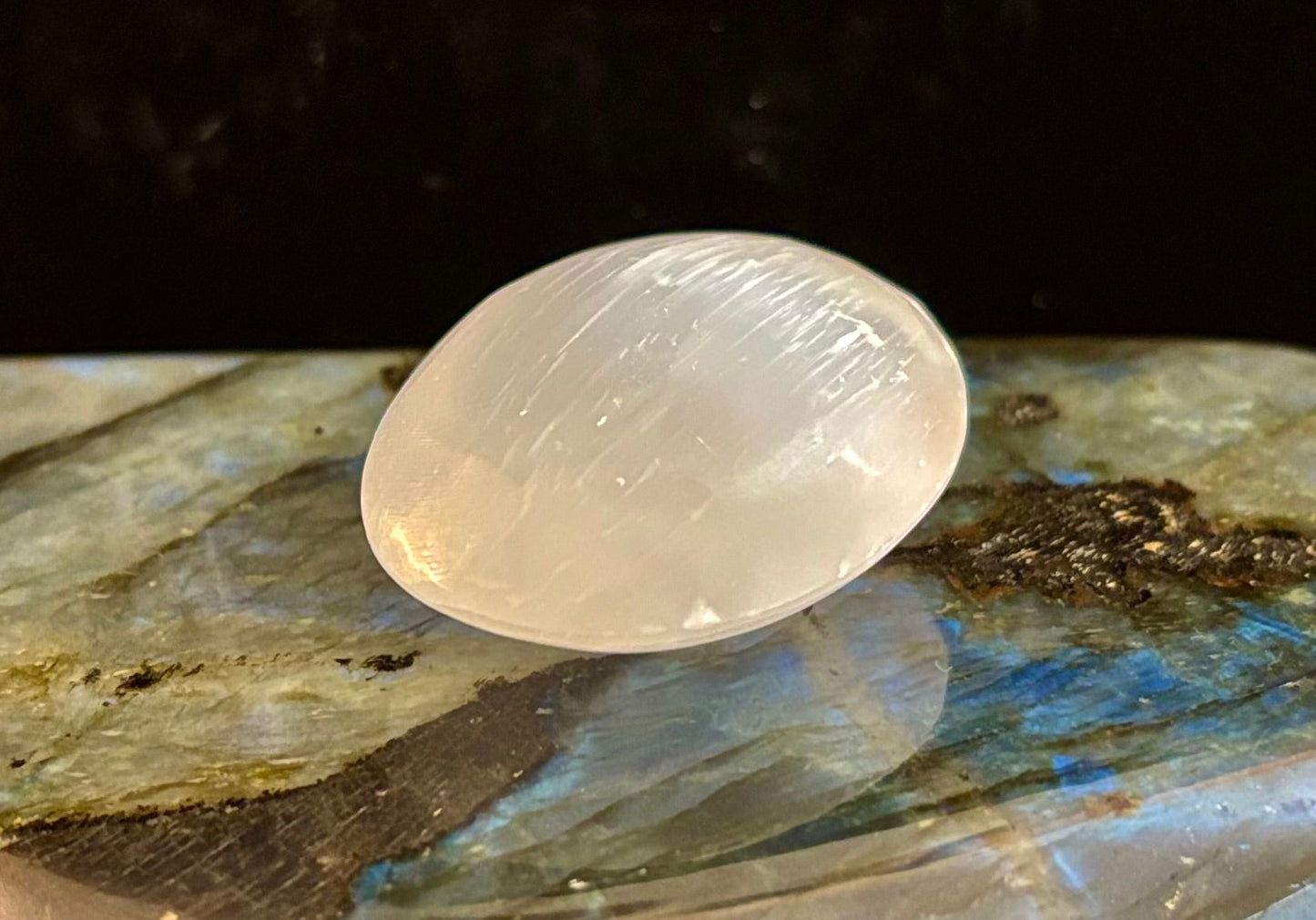 Selenite Palm Stone – 4cm (1.57") – Aura-Cleansing Crystal for Energy Healing & Clarity