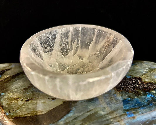 Natural Selenite Charging Bowl – Crystal Cleansing & Energy Balancing