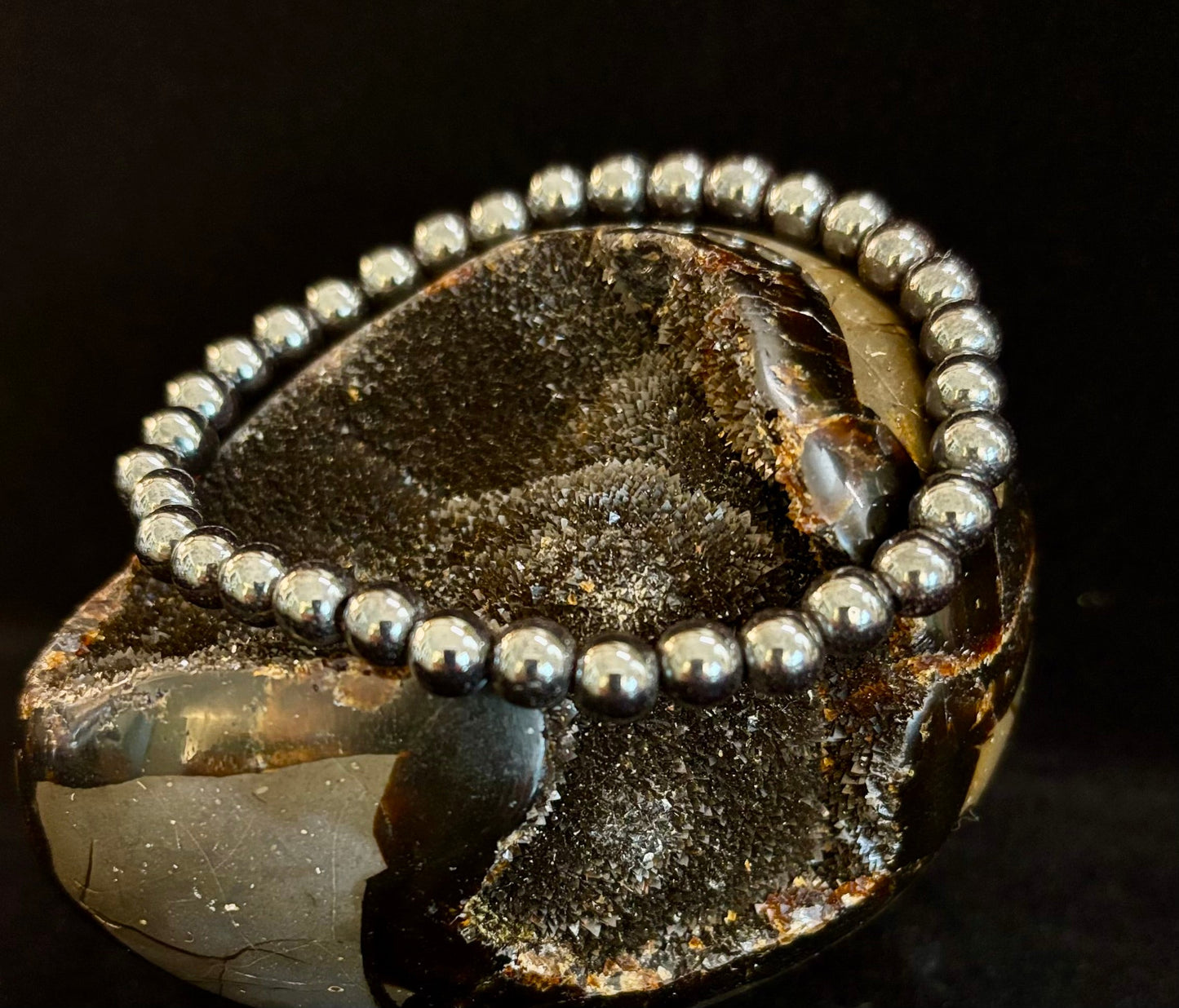 Hematite Grounding & Protection Bracelet – Root Chakra Healing Stone for Confidence, Clarity & Stability (6mm, 8mm, 10mm Options)