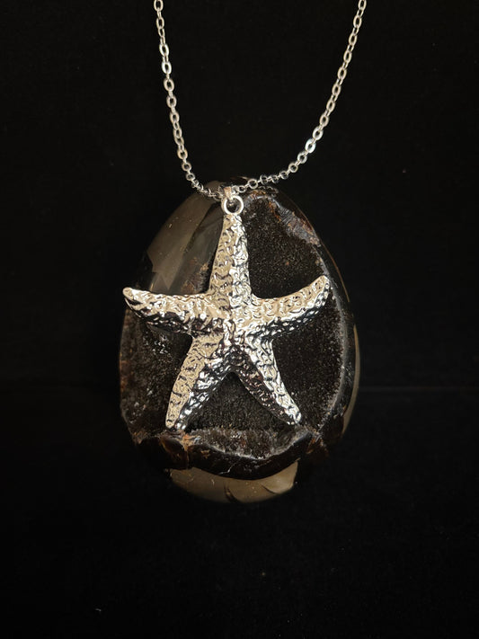 Silver Textured Starfish Pendant Necklace – Ocean-Inspired Elegance 🌊✨